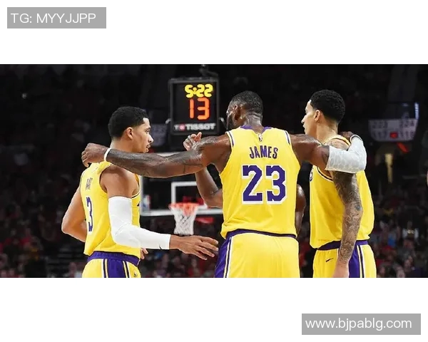 2013年湖人与火箭对决回顾：经典比赛瞬间与球星表现分析